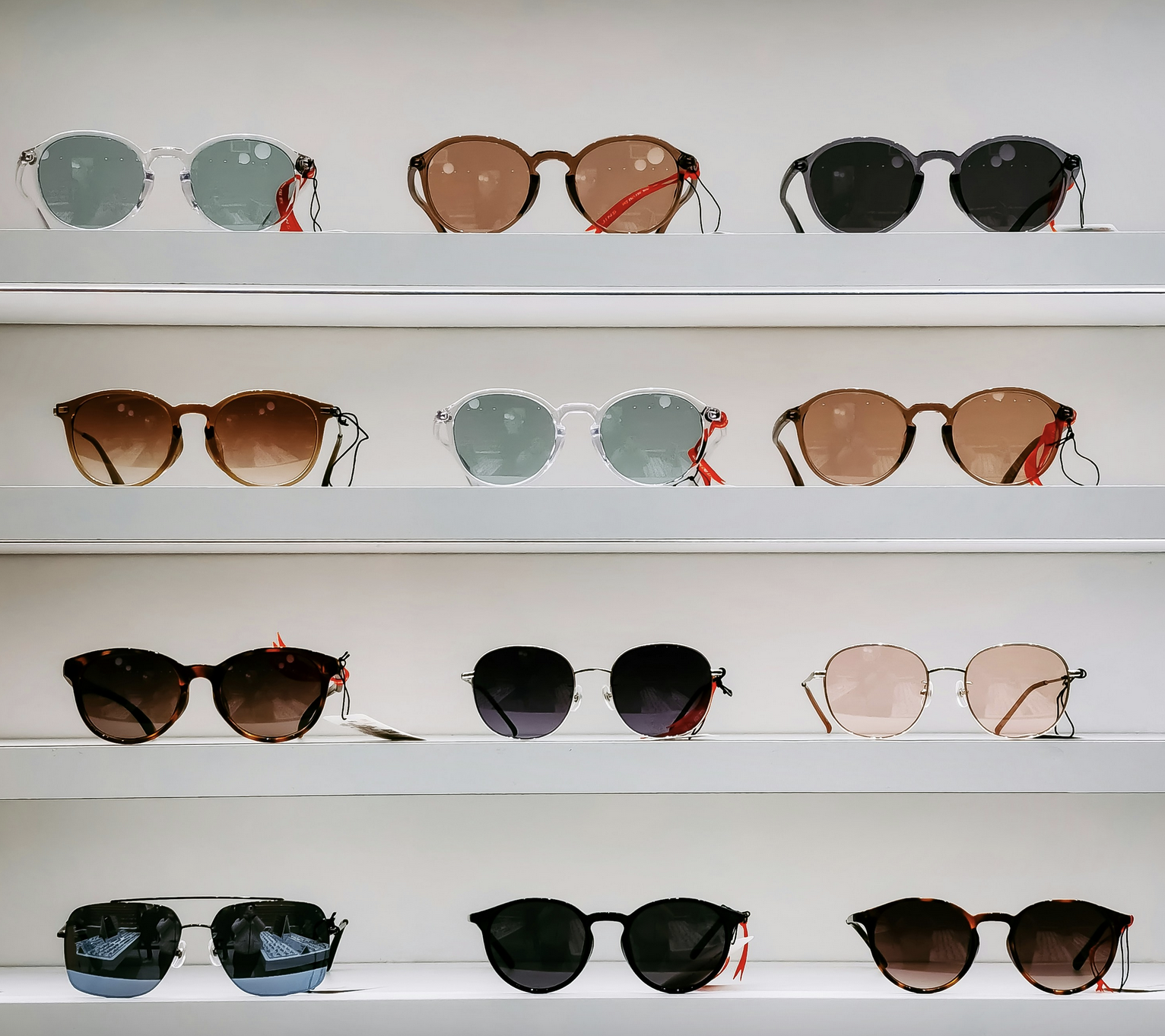 Why Leveraging Online and Offline Tools is the Future of Business: Examples from the Eyewear Industry